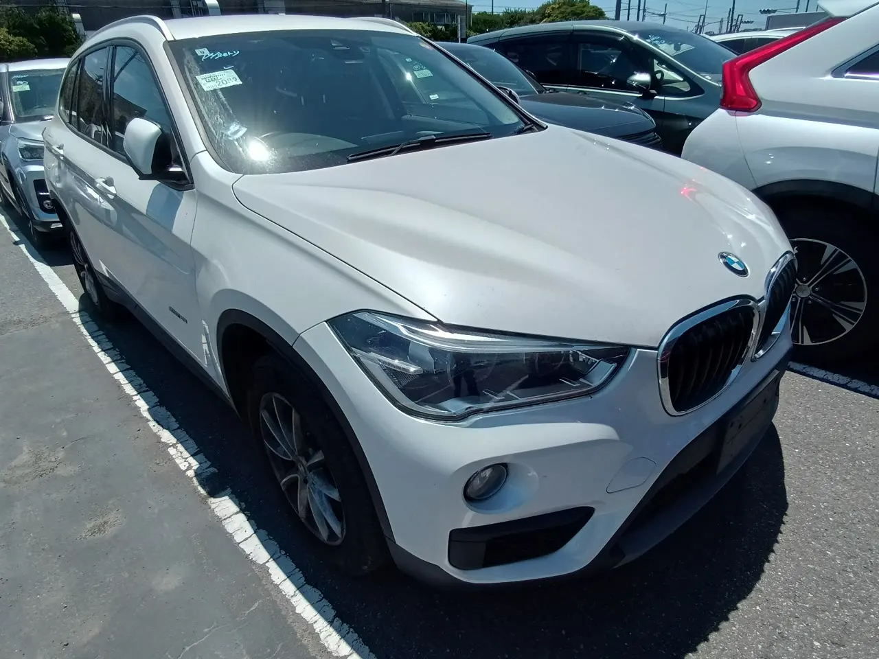 Фотоопись BMW X1 в порту Японии перед погрузкой, вид спереди