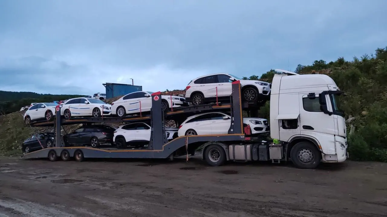BMW X1 на верхней полке автовоза перед отправкой из Владивостока