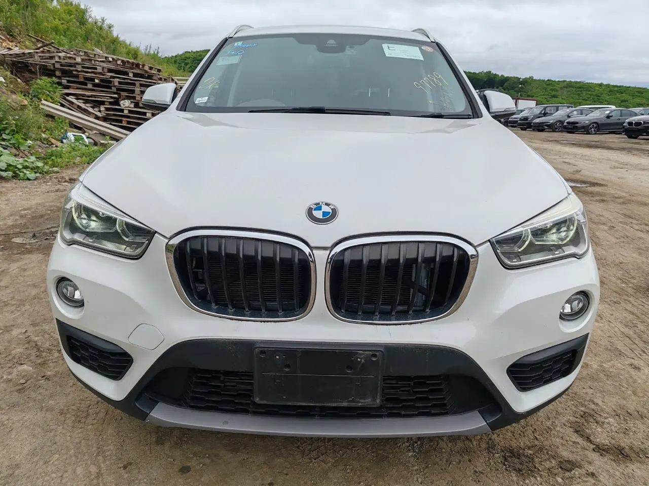 BMW X1 в транспортной компании, вид сбоку