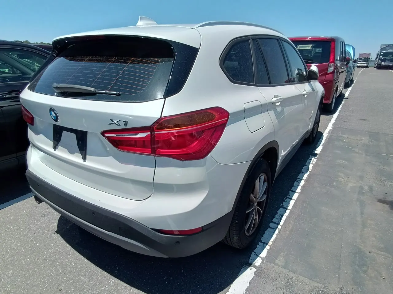 Фотоопись BMW X1 в порту Японии, правый борт