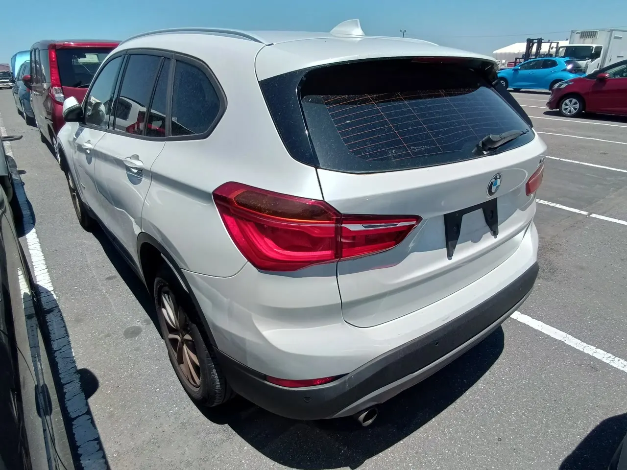 Фотоопись BMW X1 в порту Японии, вид сзади