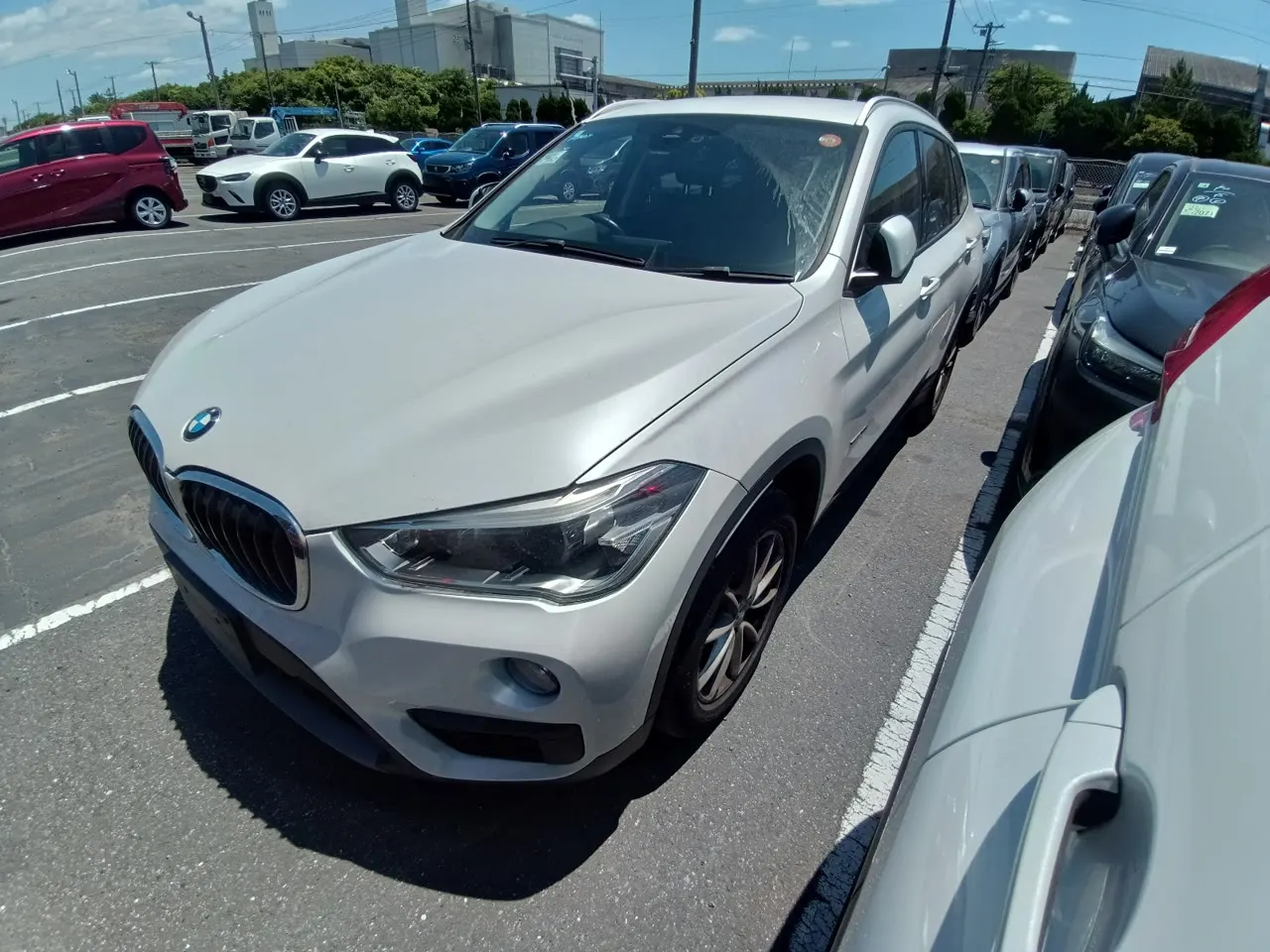 Фотоопись BMW X1 в порту Японии, вид сбоку
